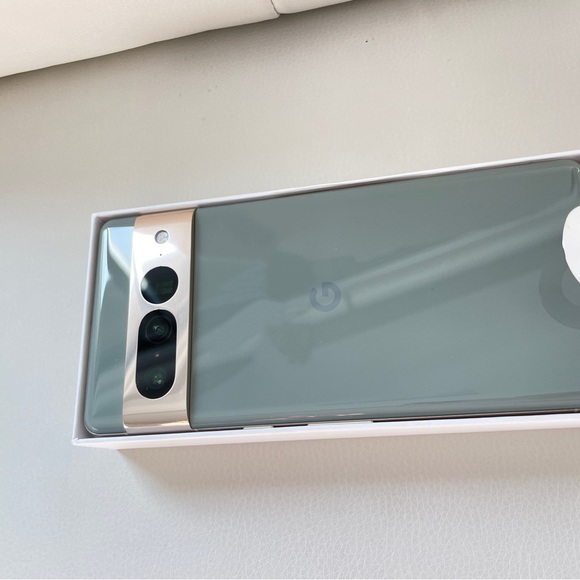 Brand new Google Pixel 7 Pro 256GB Hazel + 2nd G Google Pixel wireless charger - Picture 2 of 5